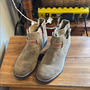 Levi’s Brown, Suede, Ankle Booties Ankle in Size US 5 EUR 36